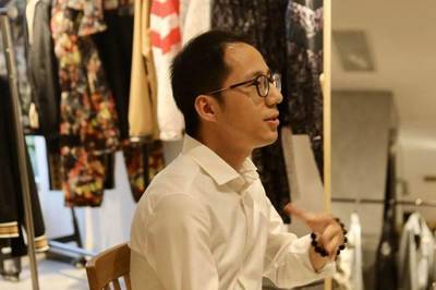 這位80后溫商,放棄國企&ldquo;鐵飯碗&rdquo;,十幾年只專注做一件事,如今拼出&ldquo;服裝王國&rdquo;&hellip;